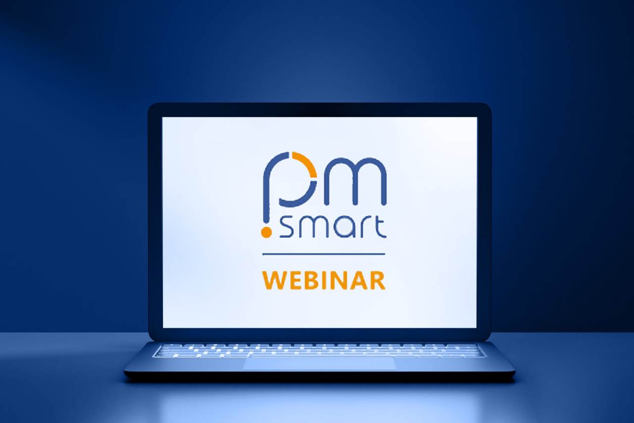 Ein dunkelblaues Bild eines Laptops mit Reflektionen. Auf dem Bildschirm ist mittig das Logo von pm-smart platziert, darunter steht in orangefarbener Schrift "Webinar".