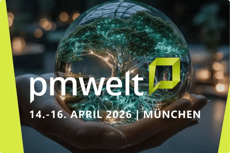 Logo der pmwelt mit Datum und Ort: 14.-16. April 2026, München. Im Hintergrund eine Hand die eine Glaskugel hält, worin sich ein Baum befindet, der ein Netzwerk darstellen soll.